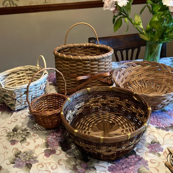 FIVE Beautiful handwoven BASKETS - Picture 4 of 15